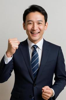ガッツポーズするビジネスマンの写真