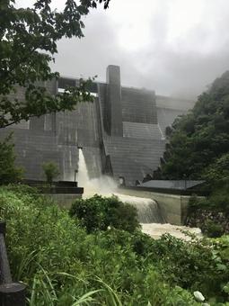 台風で大量放水するダム ダム,放流,放水の写真素材