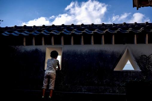 ＜素材＞石田城の城跡で狭間を覗く男の子 子供,狭間,城の写真素材