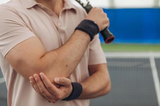 肩肘を振れる男性の手 肩肘,肘,触るの写真素材
