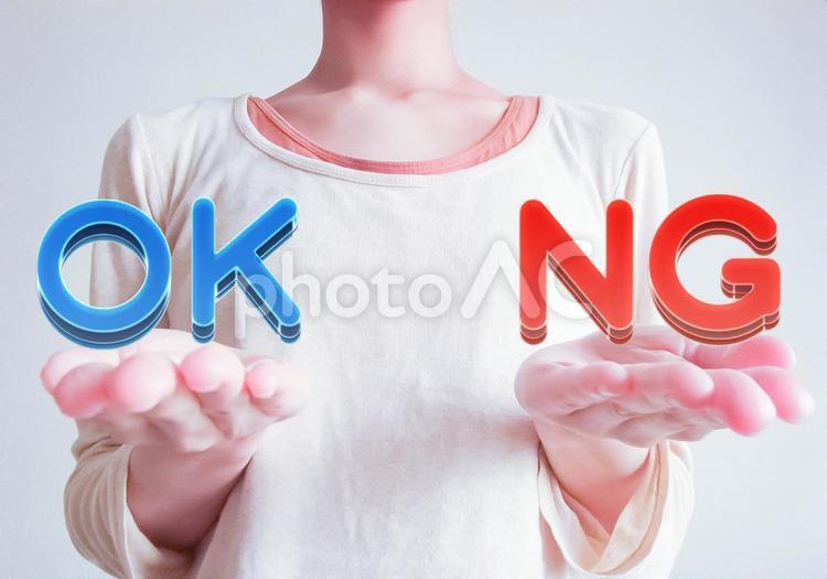 OKとNGを持つ女性 オーケー,オッケー,女性の写真素材