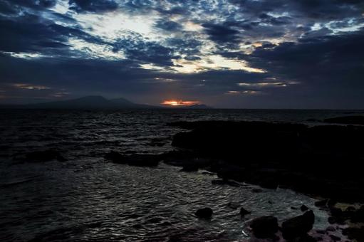 <Goto scenery> Coastal scenery at dawn on a cloudy summer day, JPG <Goto scenery> Coastal scenery at dawn on a cloudy summer day, JPG