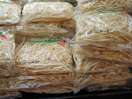 八百屋さんの「もやし」 もやし,野菜,八百屋の写真素材