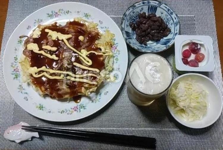 米粉のお好み焼きなどの夕食の食卓 米粉のお好み焼き,米粉,お好み焼きの写真素材
