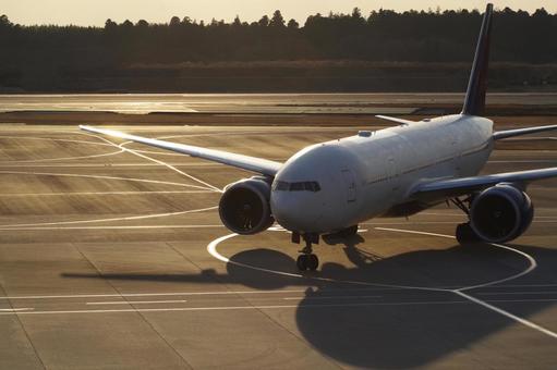 飛行機と夕暮れ 飛行機,旅客機,航空機の写真素材