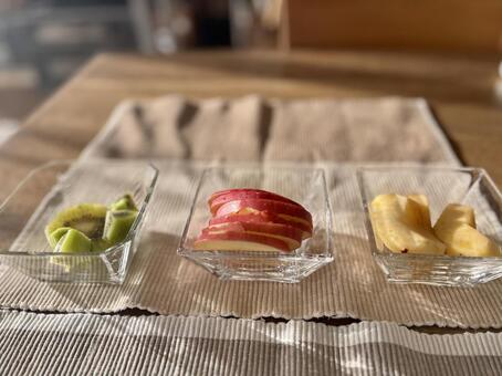 テーブル上に載せられたフルーツ フルーツ,盛り合わせ,ガラスの写真素材