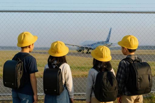 滑走路を見つめる修学旅行中の小学生たち 滑走路を見つめる修学旅行中の小学生たちの写真