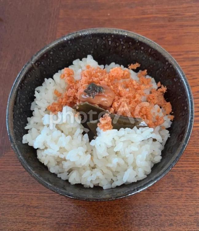 昆布ご飯に鮭フレークとかつお梅の茶碗飯 茶碗飯,あきたこまち,昆布ご飯の写真素材