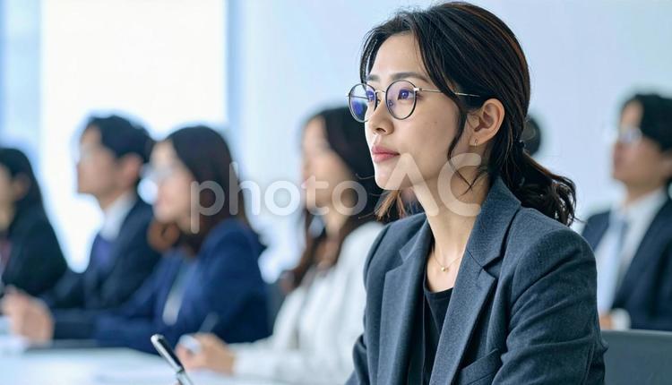 真剣な表情で学ぶビジネスマン セミナー,研修,勉強会の写真素材