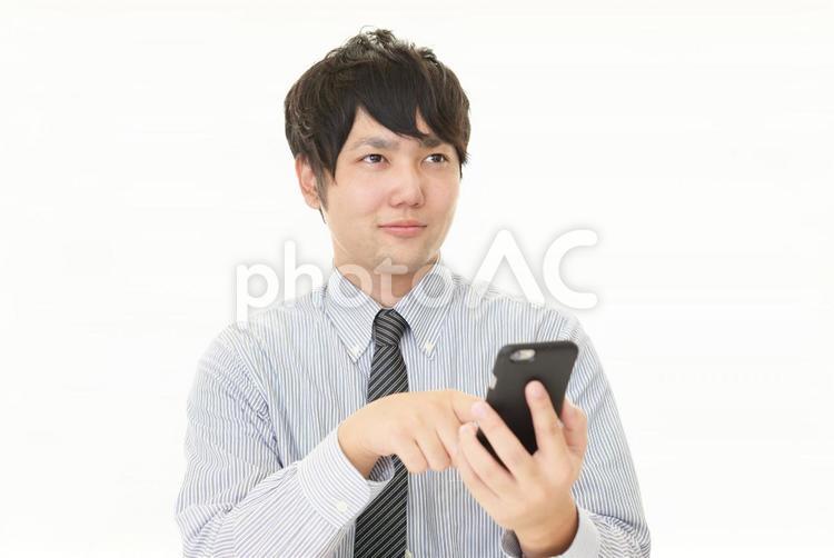 スマートフォンを操作する男性 男性,サラリーマン,ビジネスマンの写真素材