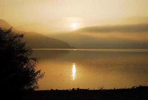夕日の沈む湖の風景 夕焼け,湖,自然の写真素材