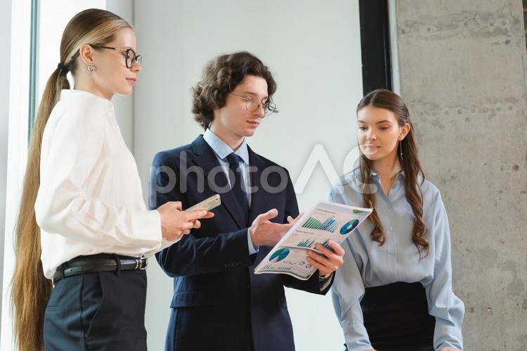 会議室で立ったまま話す男女 ビジネス,グループ,ビジネスマンの写真素材