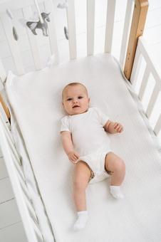 仰向けの白色のベビーソックスの赤ちゃん 仰向けの白色のベビーソックスの赤ちゃん 赤ちゃん,かわいい,仰向けの写真素材