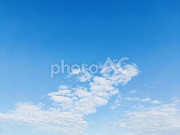 スペースたくさん青空と白い雲 空,青空,雲の写真素材