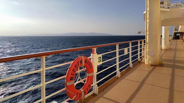 にっぽん丸のデッキ　日本海に昇る朝日 朝日,日の出,朝焼けの写真素材