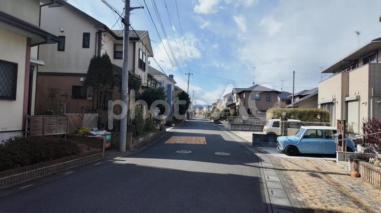 かわいい車が停まっている住宅街 住宅街,住宅,道路の写真素材