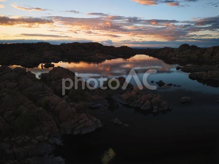 レイクワトソンと夕焼け アリゾナ,プレスコット,ワトソンの写真素材