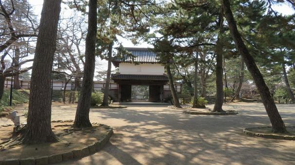 土浦城　本丸内側から太鼓櫓門の写真