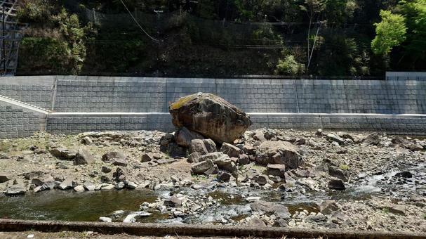 川岸の石 川岸の石の写真