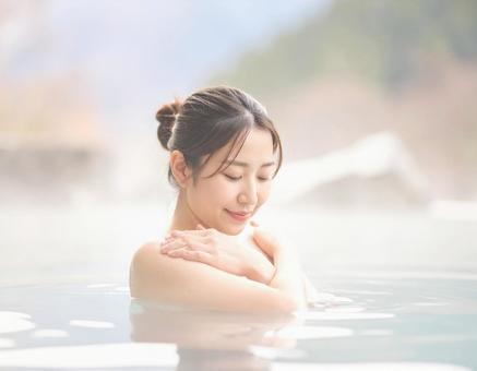 温泉に浸かる女性 温泉に浸かる女性の写真