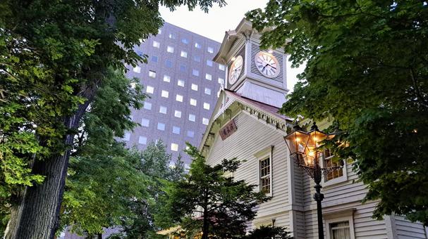 札幌時計台 夕暮れ 札幌時計台 夕暮れ 札幌,時計台,街並みの写真素材