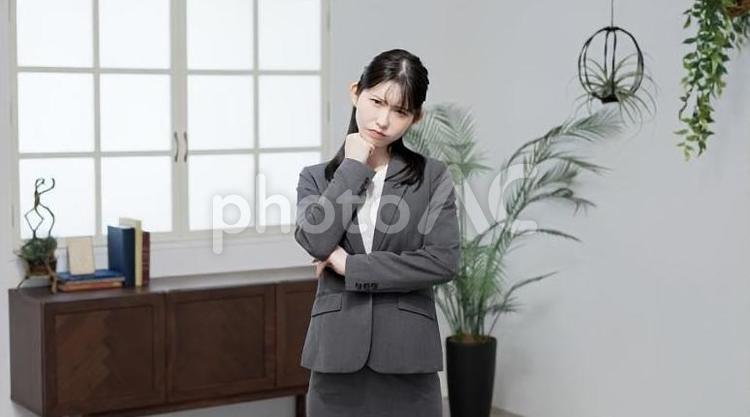 考え込むアジア人ビジネスウーマン ビジネスウーマン,女性,考えるの写真素材