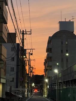 路地に沈む夕焼け 路地に沈む夕焼けの写真