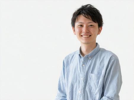 ワイシャツを着た微笑む男性 ワイシャツを着た微笑む男性の写真