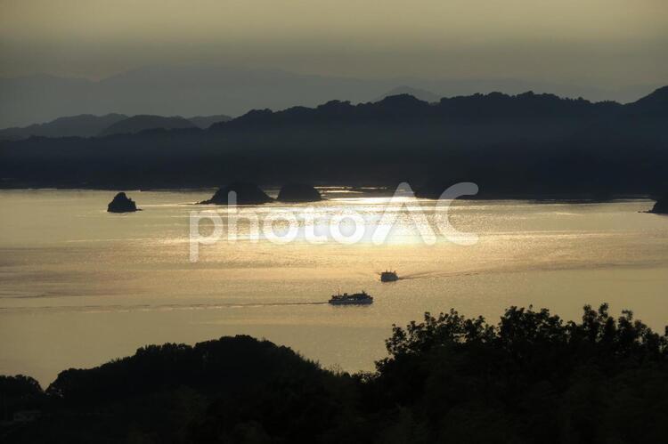 瀬戸の夕暮れと船 日暮れ,水域,暁の写真素材
