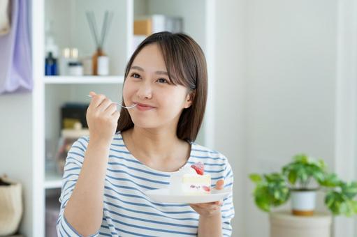 ケーキを食べる若い女性 ケーキを食べる若い女性の写真