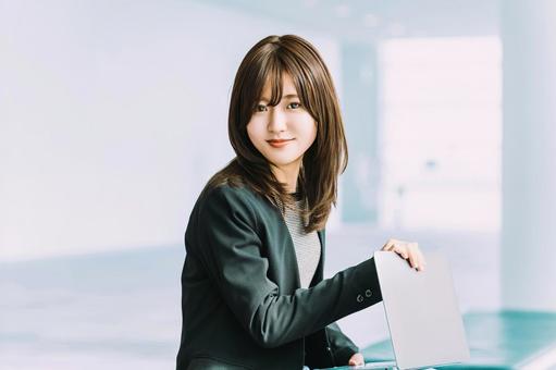 パソコンを持つ女性・ビジネスウーマン パソコンを持つ女性・ビジネスウーマン 女性,パソコン,仕事の写真素材