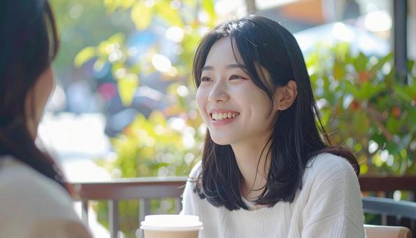 カフェで楽しむ女性 カフェで楽しむ女性の写真