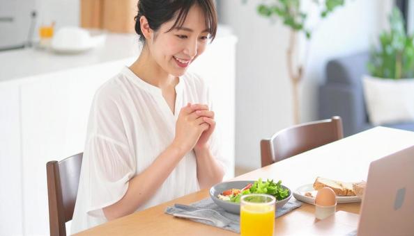 健康的で美しい女性の朝食風景 健康的で美しい女性の朝食風景の写真