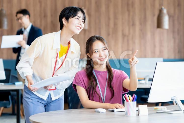 オフィスで働くビジネスウーマン オフィス,笑顔,ビジネスウーマンの写真素材