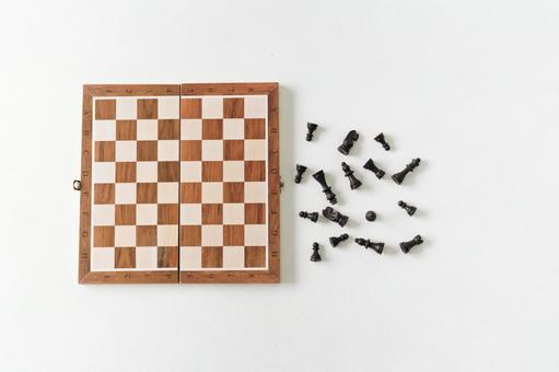 黒い駒が散らばったチェスセット 黒い駒が散らばったチェスセット チェス,人物なし,物撮りの写真素材