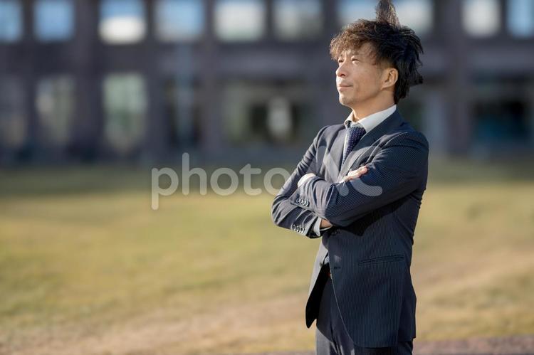遠くを見つめるビジネスマン 男性,アジアン,日本人の写真素材