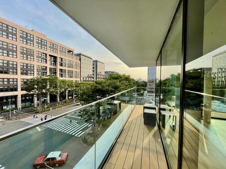 都会のテラスから望む夕景 バルコニー,テラス,都会の写真素材