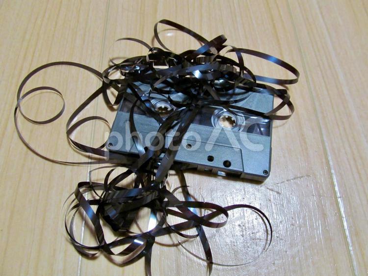 テープが飛び出して絡まったカセットテープ カセットテープ,カセット,テープの写真素材