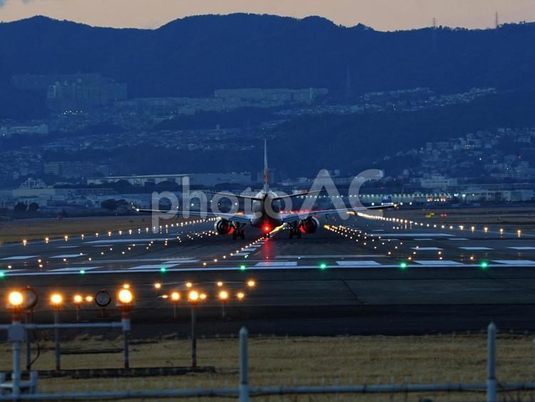 夕刻の中へ・・・ 旅客機,空,速いの写真素材