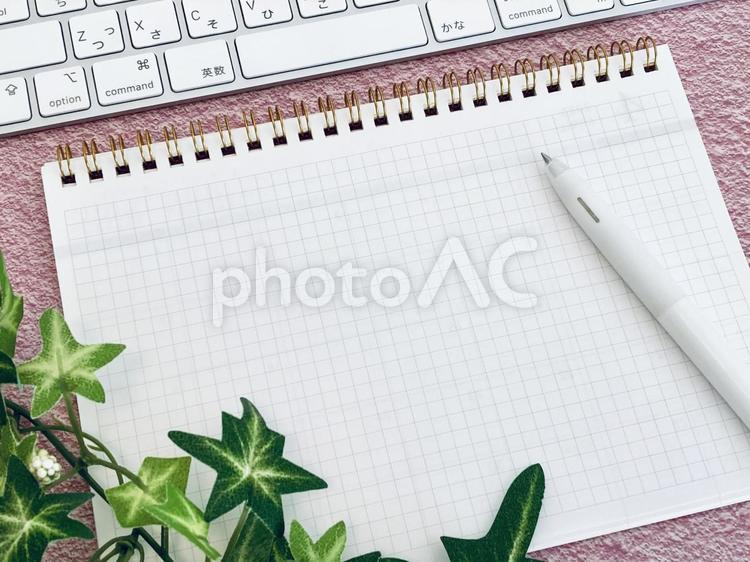 PCと白紙のノート ビジネスイメージ,仕事,コピースペースの写真素材