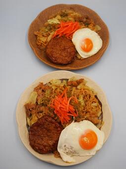 焼きそば（ハンバーグ＆目玉焼きのせ）２皿 焼きそば,ハンバーグ,目玉焼きの写真素材