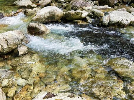 透き通る川の流れ 透き通る川の流れの写真