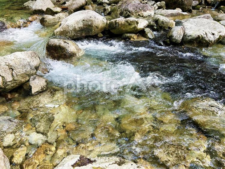 透き通る川の流れ 川,透き通る,岩場の写真素材