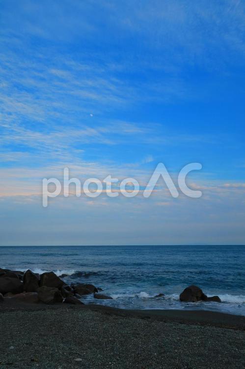 海と空と雲と岩 石,波,砂の写真素材