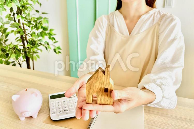 家とお金を考える女性 家計,やりくり,家の写真素材