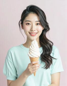 ソフトクリームと女性 ソフトクリームと女性の写真