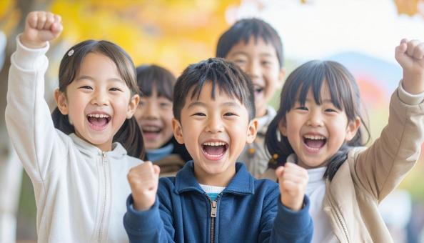 紅葉のなかで遊ぶ子供たち 紅葉のなかで遊ぶ子供たちの写真