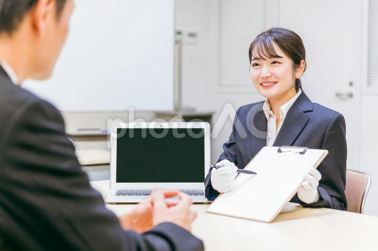 打ち合わせをする白手袋をつけた女性 契約,書類,打ち合わせの写真素材