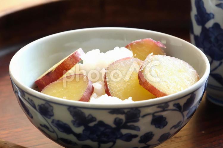 さつまいもごはん さつまいもご飯,さつまいも,秋の味覚の写真素材