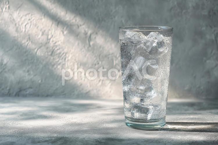 グラスに注がれた冷たい氷と水 水,炭酸水,氷の写真素材
